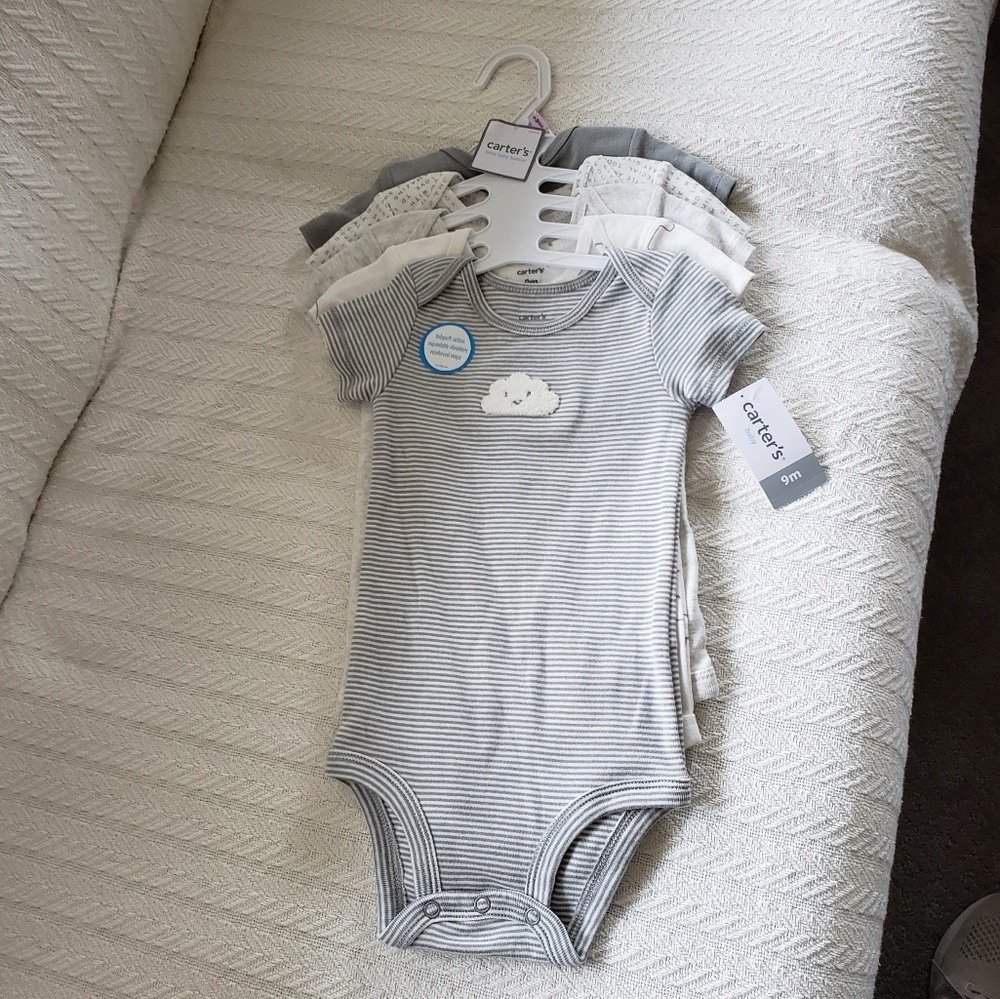 New 5 piece onesies 9 month size Carter's set